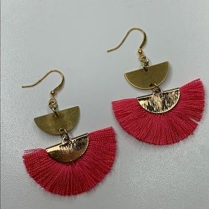 Boho fan tassel dangle earrings. (B06)